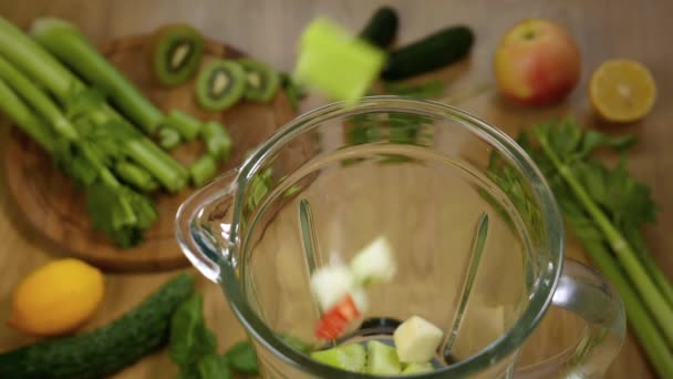 Las verduras caen en la licuadora — Vídeo de stock