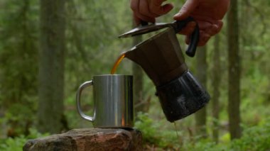 Kahve makinesinden kahve fincanına dökülür.