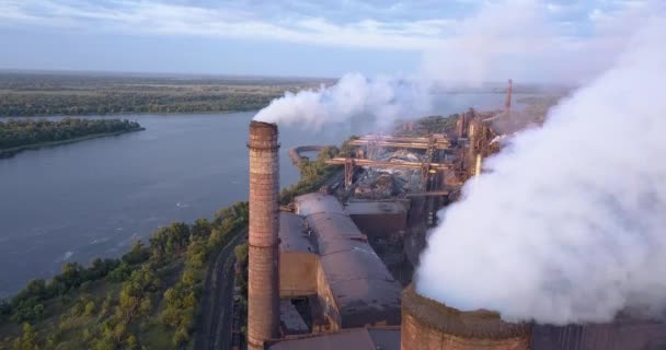 Vista aerea della zona industriale con una grande pipa spessa fumo bianco — Video Stock