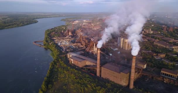 Вид с воздуха на индустриальную зону с заводом — стоковое видео