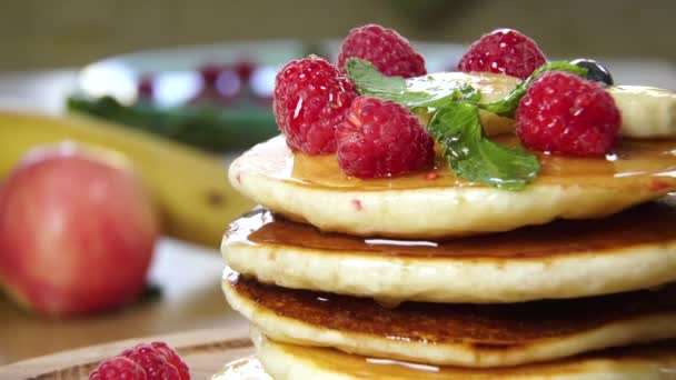 Verter miel en una pila de panqueques. Sabrosa comida de desayuno — Vídeo de stock