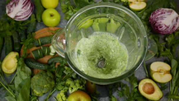 Zelený čerstvý smoothie smíchaný v mixéru — Stock video