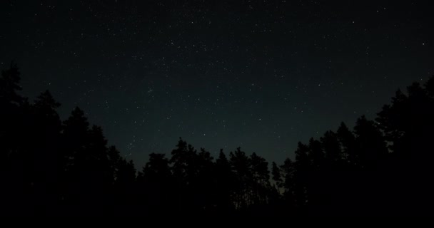 Gece gökyüzünde hareket eden yıldızların zamanı — Stok video