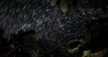 Gece gökyüzünde yıldız izleri