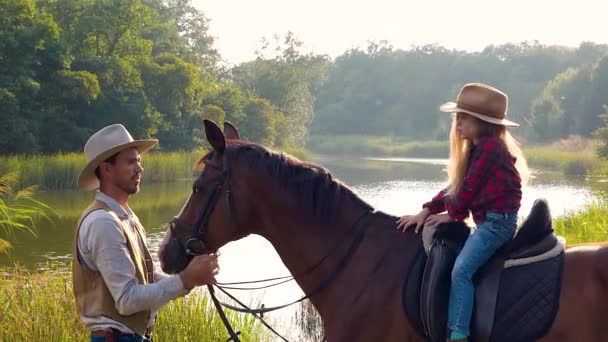 Cowboy en zijn dochter te paard — Stockvideo