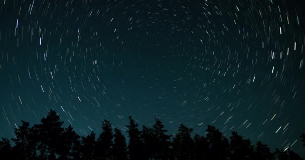 Senderos de estrellas en el cielo nocturno — Vídeos de Stock