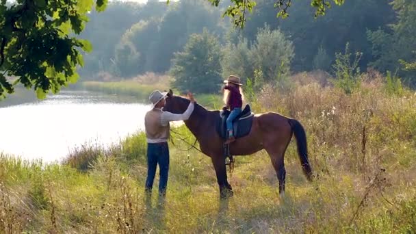 Vaquero y su hija a caballo — Vídeo de stock