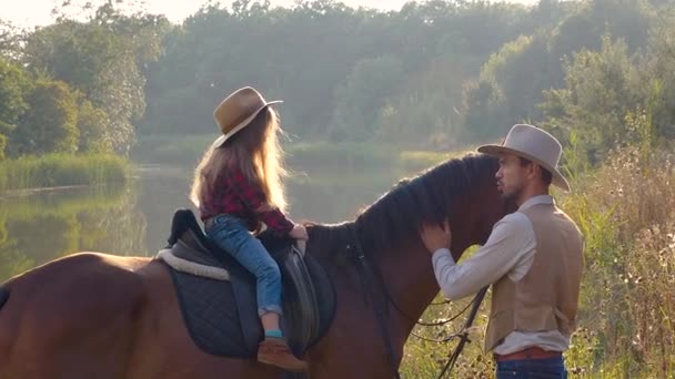 Kovboj a jeho dcera na koni — Stock video