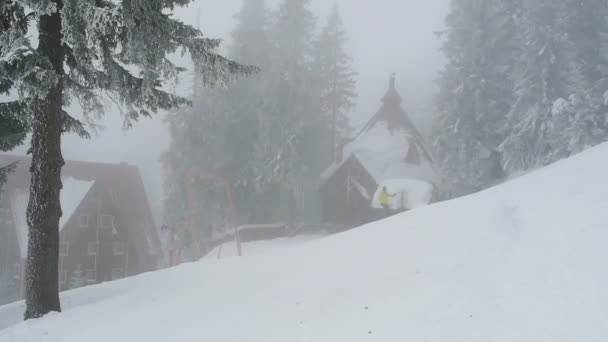 山の中の雪と冬の風景 — ストック動画