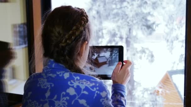 Menina fazendo uma foto usando o tablet — Vídeo de Stock