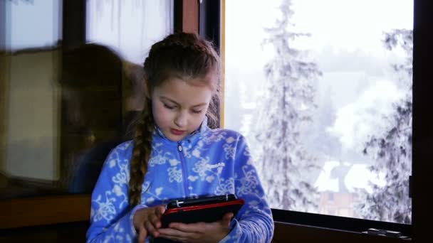 Krásná mladá dívka pomocí její tablet — Stock video