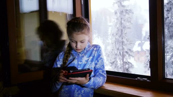 Młoda dziewczyna za pomocą jej tabletki — Wideo stockowe