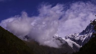 Hızlandırılmış. Kafkas Dağları bulutlarda. 4k