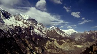 Hızlandırılmış. Bulutlar dağ Vadisi üzerinde hareket