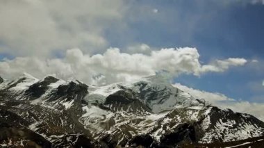 Hızlandırılmış. Himalaya bulutlarda taşıma.