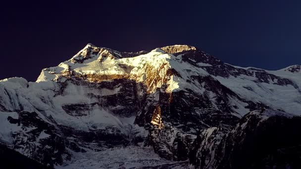 Временной интервал. Рассвет в Гималаях . — стоковое видео