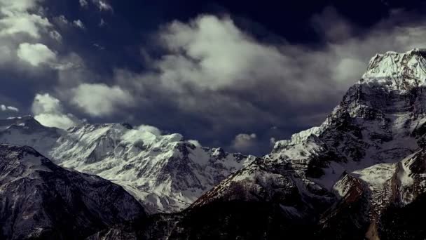 Desfasamento de tempo. Nuvens em movimento sobre Annapurna . — Vídeo de Stock
