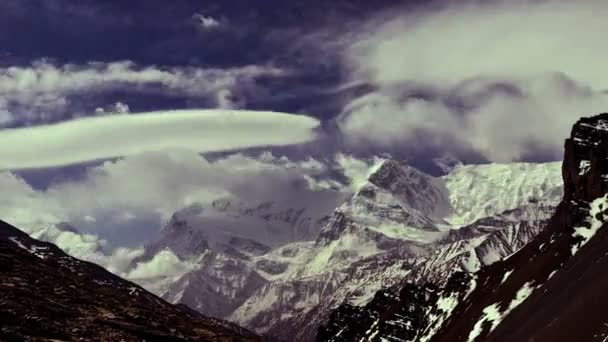 Un lapso de tiempo. Nubes de nacimiento en el Himalaya — Vídeos de Stock