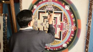 Nepal Sanatçı geleneksel mandala resim oluşturur