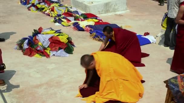 Tibetské buddhistické mnichy nedaleko stúpy — Stock video