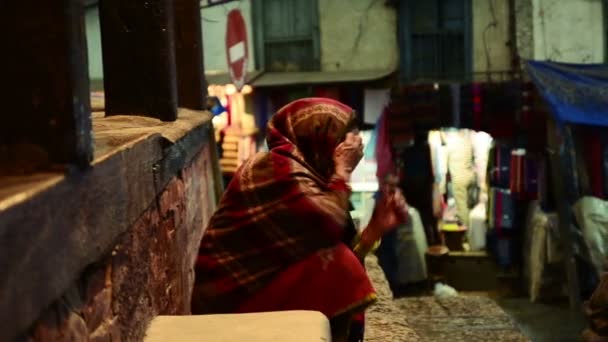 Ηλικιωμένη γυναίκα στον δρόμο του Κατμαντού — Αρχείο Βίντεο