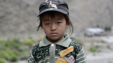 Bir dağ köyünde Nepalce kız