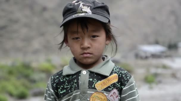 Ragazza nepalese in un villaggio di montagna — Video Stock