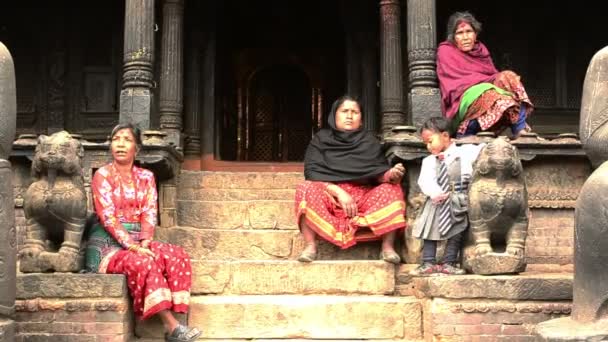 Mulheres sentam-se nos degraus do templo — Vídeo de Stock