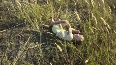 Sarı otların arasında oynayan kız