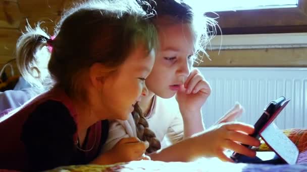 Kinder spielen auf Tablet. — Stockvideo