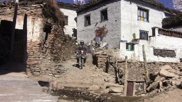 Reisende auf Motorrädern im tibetischen Dorf — Stockvideo
