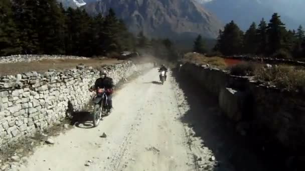Motocykle w górskiej dolinie w Himalajach — Wideo stockowe