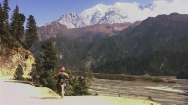 Himalaya Dağları'nda motosiklet