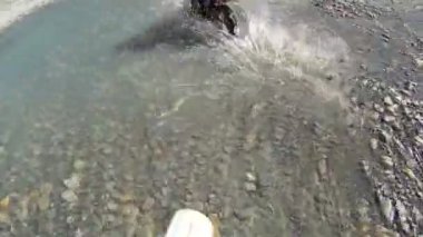 Öbür tarafa motosiklet nehirde