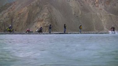 Himalayalar nehri geçip motosiklet taşındı