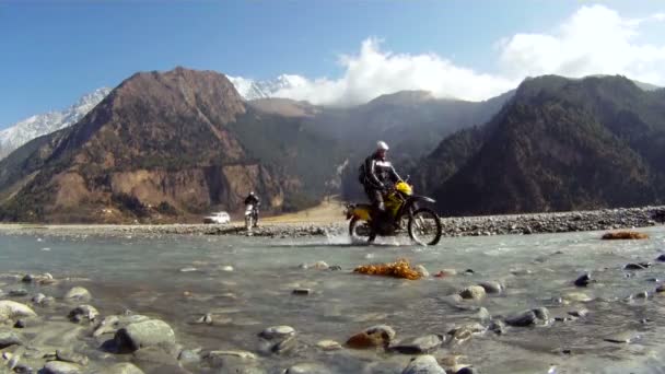 Motorcyklar flytta en berg flod — Stockvideo