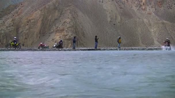 Les motos ont traversé la rivière dans l'Himalaya — Video