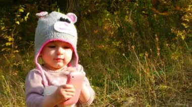 Cep telefonu olan küçük kız.