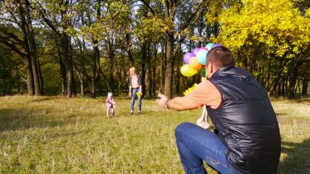 Boldog szülők a kisgyerek — Stock videók