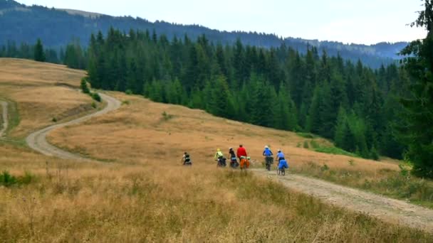 Tour en bicicleta por las montañas — Vídeo de stock