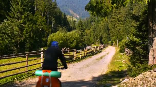 Bicicleta en los Cárpatos — Vídeo de stock