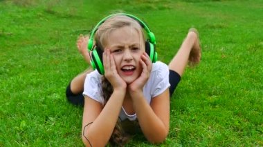 kulaklıklar açık havada güzel genç kadın