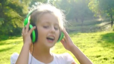 Güneşli bir günde kız müzik dinliyor