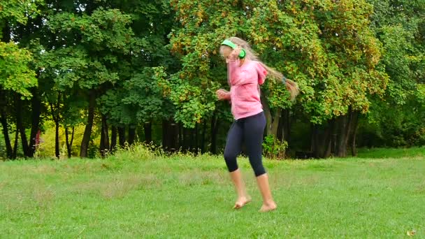 Schattig meisje dansen in het park — Stockvideo