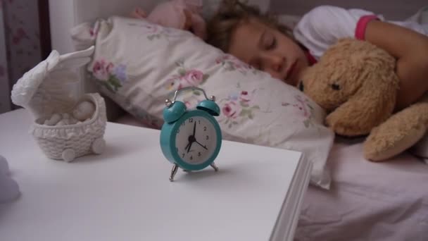 Bambina che dorme a letto — Video Stock