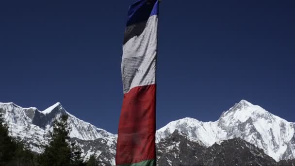 Buddistisk bön flaggor i himalaya bergen, i nepal — Stockvideo