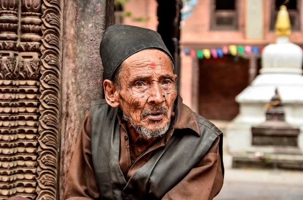Old Monk on the steps of temple — Stock Photo, Image