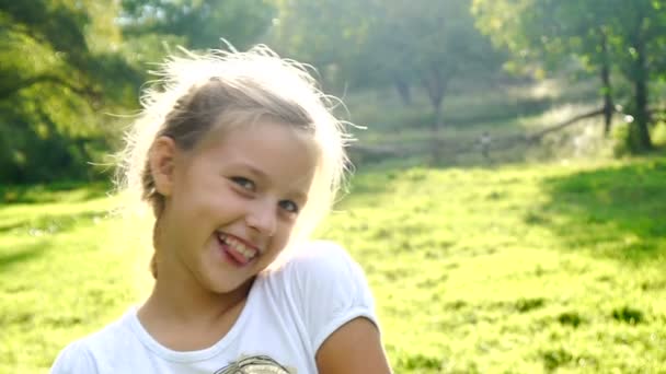 Vidám és boldog fiatal lány mosolyogva és a flörtölni — Stock videók