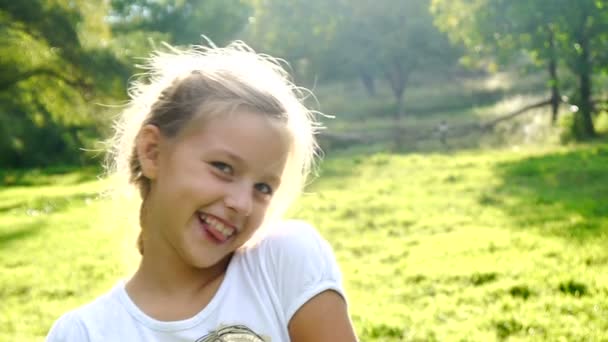 Jovem brincalhão e feliz sorrindo e flertando — Vídeo de Stock