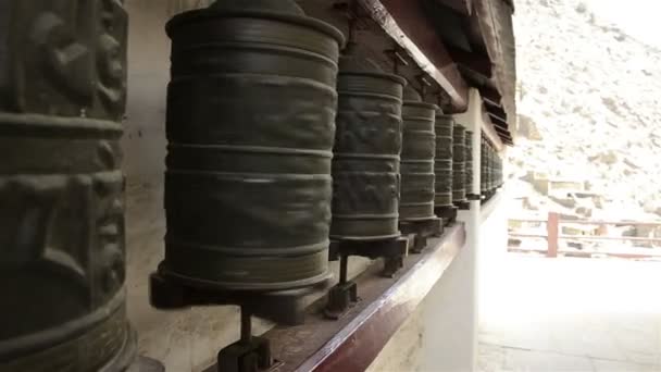 Лінія буддійських молитовних коліс — стокове відео